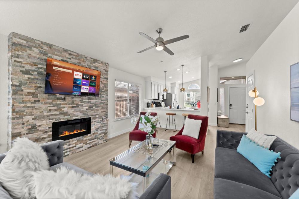 Recently Upgraded House with King Suite, quiet NBHD, Fast Wifi, and Yard